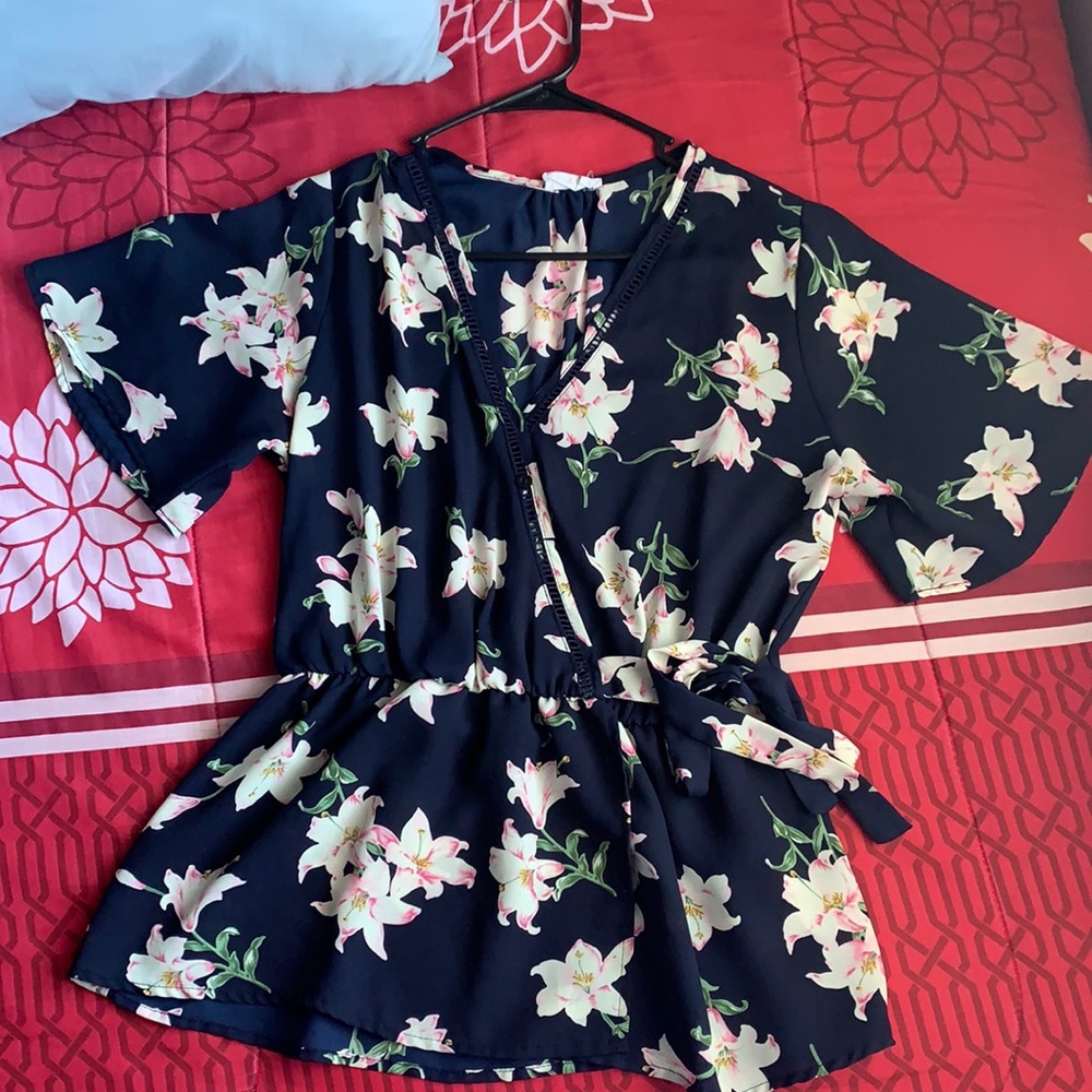 Sienna Sky Blue floral top. Looks new.